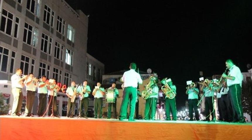 Sara&ccedil;lar Caddesinde Bando Ve Dans Gecesi