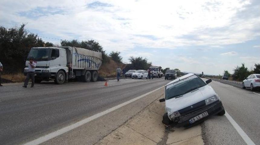 Kamyonun Kapağı A&ccedil;ıldı 3 Ara&ccedil; Kaza Yaptı