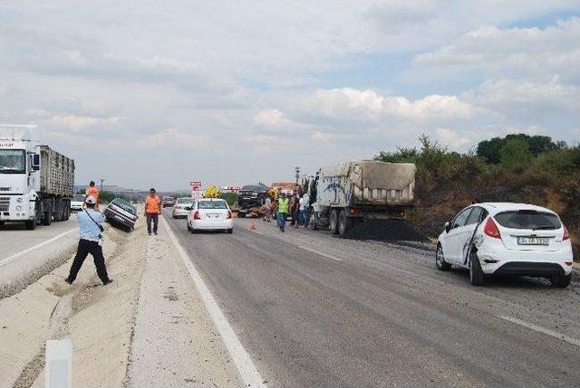 Kamyonun Kapağı Açıldı 3 Araç Kaza Yaptı