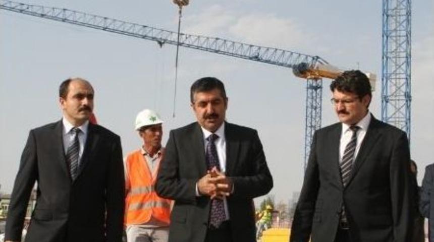 Vali Doğan Hastane İnşaatında İncelemelerde Bulundu