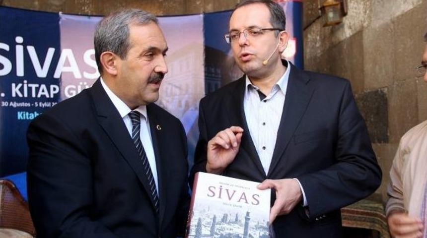 Tarih&ccedil;i Do&ccedil;. Dr. Erhan Afyoncu, Buruciye Medresesi&rsquo;nde Sivaslılar&rsquo;la Buluştu