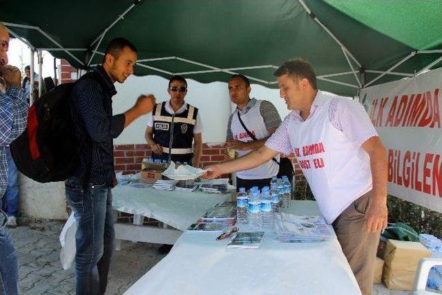 Bartın Emniyeti’nden “dost Eli” Bilgilendirme Standı