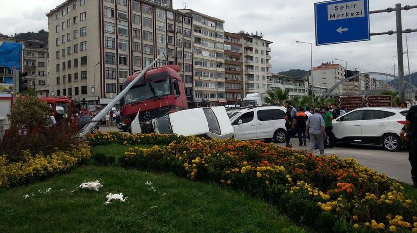 Aşırı Hızlı TIR, Kırmızı Işıkta Bekleyen 7 Araca &Ccedil;arparak Durdu