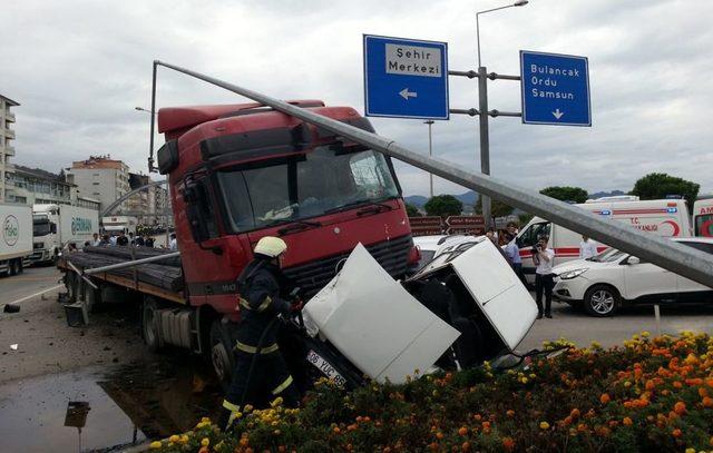 Aşırı Hızlı TIR, Kırmızı Işıkta Bekleyen 7 Araca Çarparak Durdu