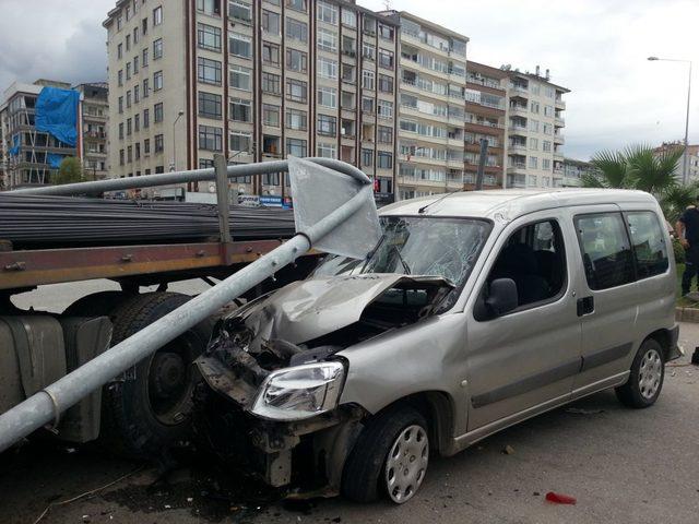 Aşırı Hızlı TIR, Kırmızı Işıkta Bekleyen 7 Araca Çarparak Durdu