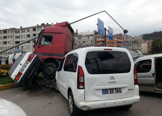 Aşırı Hızlı TIR, Kırmızı Işıkta Bekleyen 7 Araca Çarparak Durdu