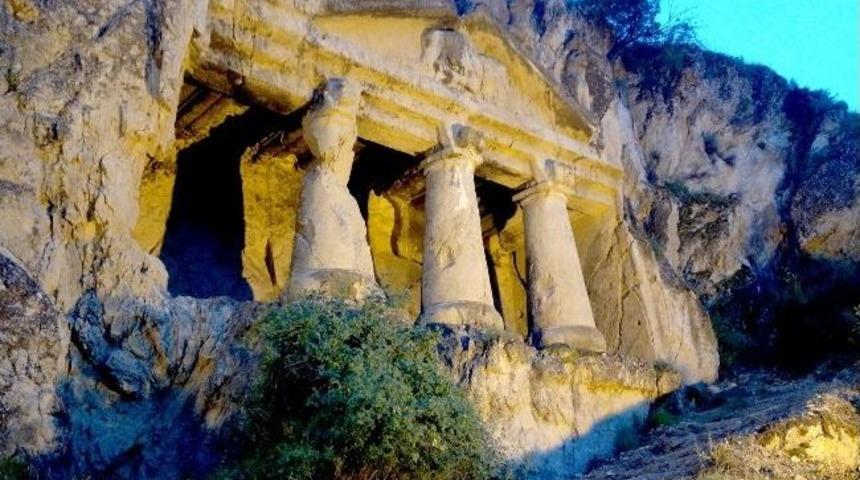 Karanlıktaki Hazinelere Yedaş, &lsquo;ışık Oluyor&rsquo;