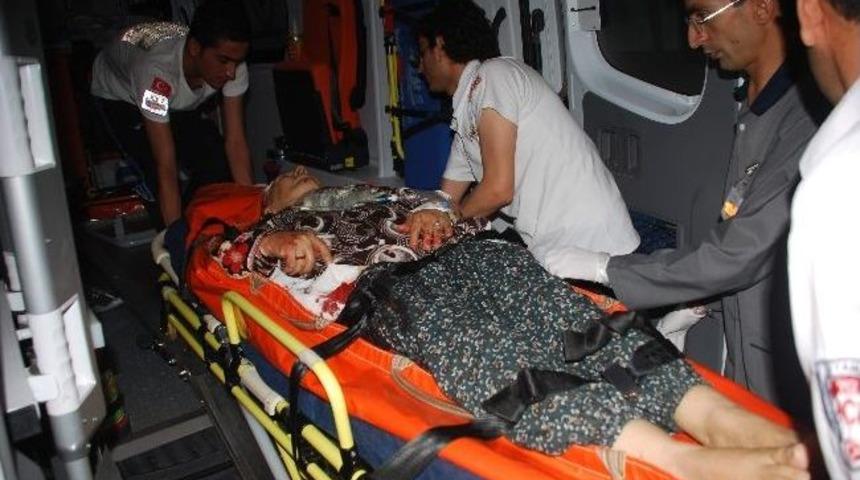 Anneannesini Defalarca Bı&ccedil;akladı