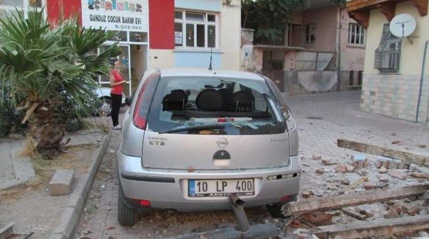 Edremit&rsquo;te Tarihi Ev Ara&ccedil;ların &Uuml;zerine Yıkıldı