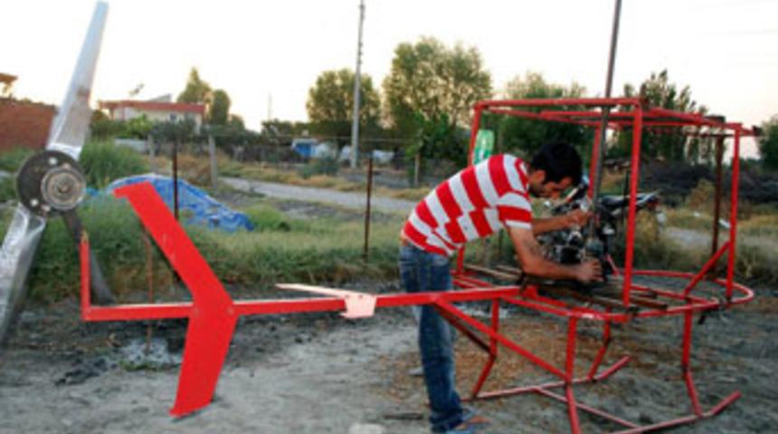 Evinin bah&ccedil;esinde helikopter yapıyor