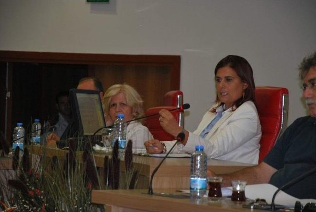 Belediye Başkanı &Ouml;zlem &Ccedil;er&ccedil;ioğlu, Muhalefete Olan &Ouml;fkesini Basından &Ccedil;ıkardı