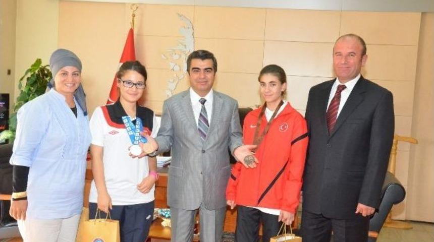 Vali D&uuml;zg&uuml;n&rsquo;den Başarılı Taekwondoculara &Ouml;d&uuml;l
