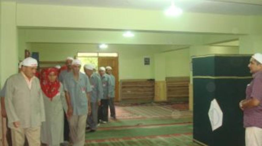 Vefa Tur ile gidecek olan hacılara seminer verildi