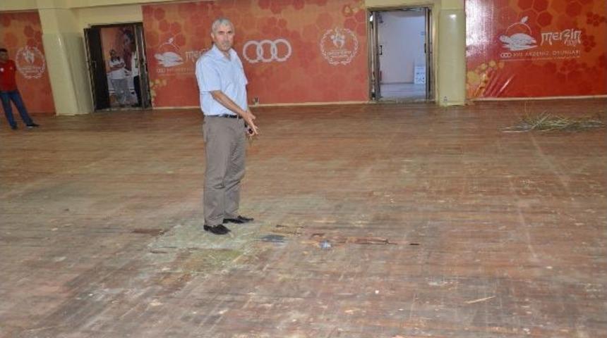 Y&uuml;reğir Serinevler Spor Salonu&rsquo;nun Zemin Parkeleri Yenileniyor