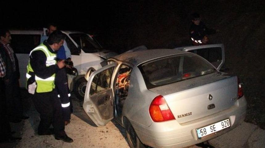 Sivas&rsquo;ta Minib&uuml;s Otomobille &Ccedil;arpıştı: 7 Yaralı