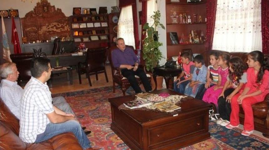 &Ccedil;ocuklardan Belediye Başkanı &Uuml;nver&rsquo;e Park İ&ccedil;in Teşekk&uuml;r Ziyareti