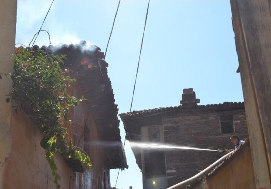 Kula'da Bir Ev İki Saate K&uuml;l Oldu