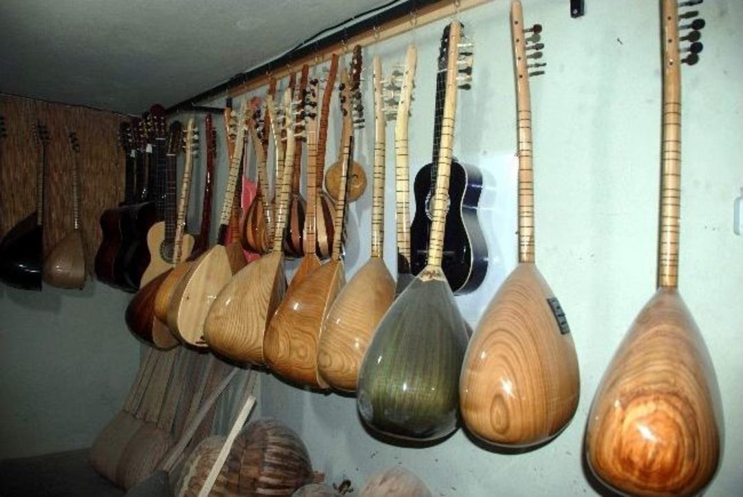 Saz Almak İ&ccedil;in Gittiği D&uuml;kkanda Şimdi Saz Yapıp Satıyor