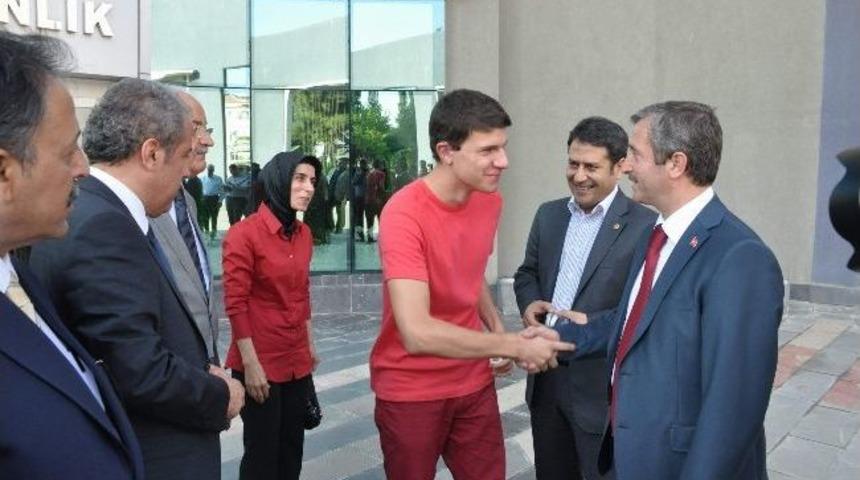 Başkan Tahmazoğlu, Ekrem Demirbaş İsimli Gence İşitme Cihazı Hediye Etti