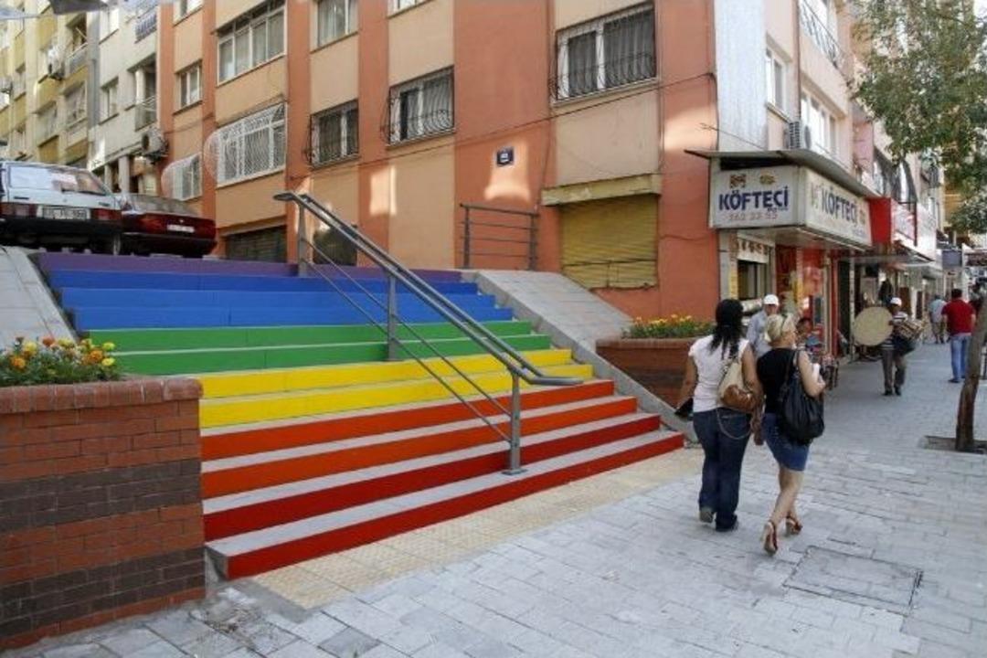 Konak'ta Her Yer G&ouml;kkuşağı