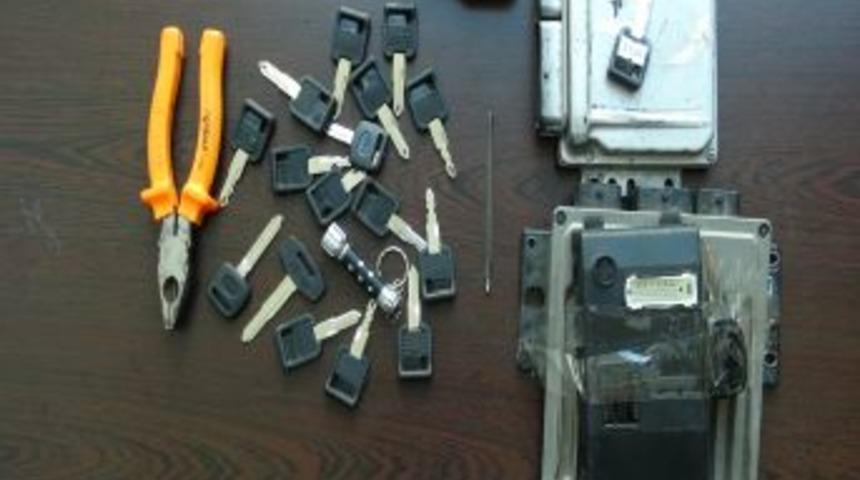 Eğe Ile Anahtar Imal Edip Otomobil &Ccedil;aldılar