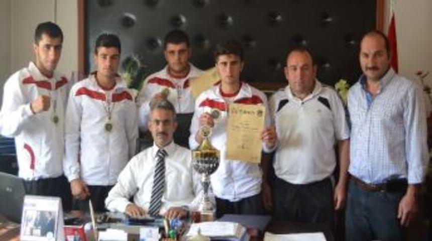 Vanlı Boks&ouml;rler Almanya&rsquo;dan Dereceyle D&ouml;nd&uuml;ler