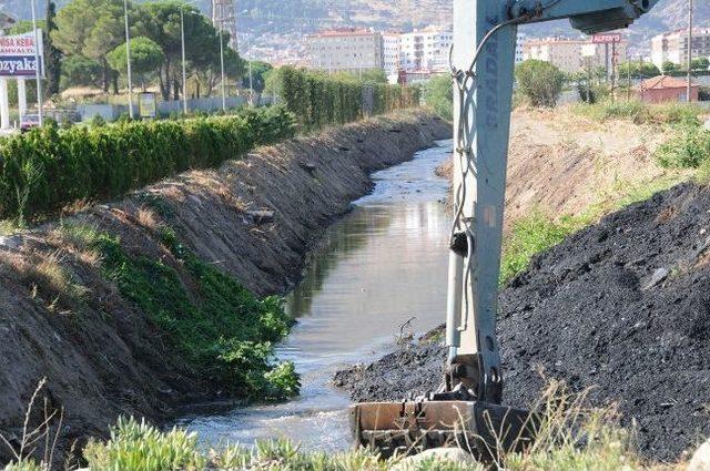 Manisa Belediyesi Dsi İle Tabak Deresi&rsquo;ni Temizledi 1