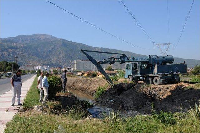 Manisa Belediyesi Dsi İle Tabak Deresi&rsquo;ni Temizledi 2