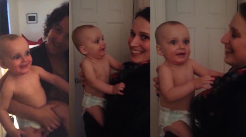 Annesinin ikizini ilk kez g&ouml;rd&uuml;, şaştı kaldı!