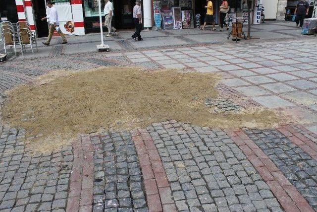 Gençler Boyadı, Belediye Temizledi