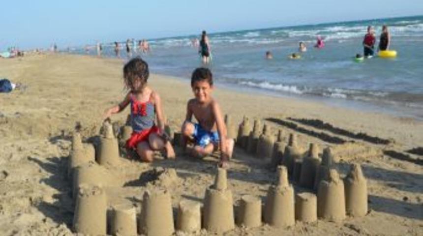 Sıcaktan Bunalan &Ccedil;ocukların Deniz Keyfi