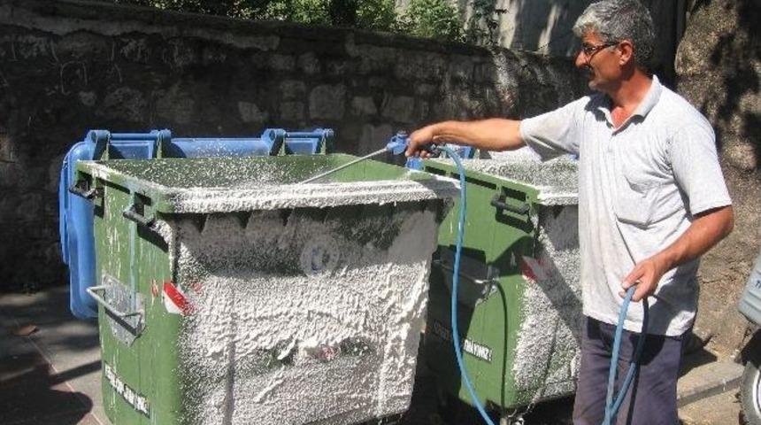 İzmit&rsquo;te &Ccedil;&ouml;p Konteynırları Dezenfekte Ediliyor