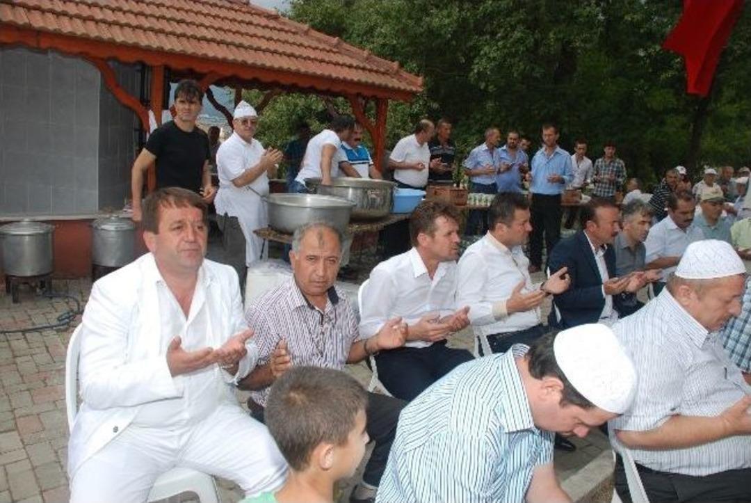 K&ouml;y Mevl&uuml;tlerinde Meydanlar Doldu