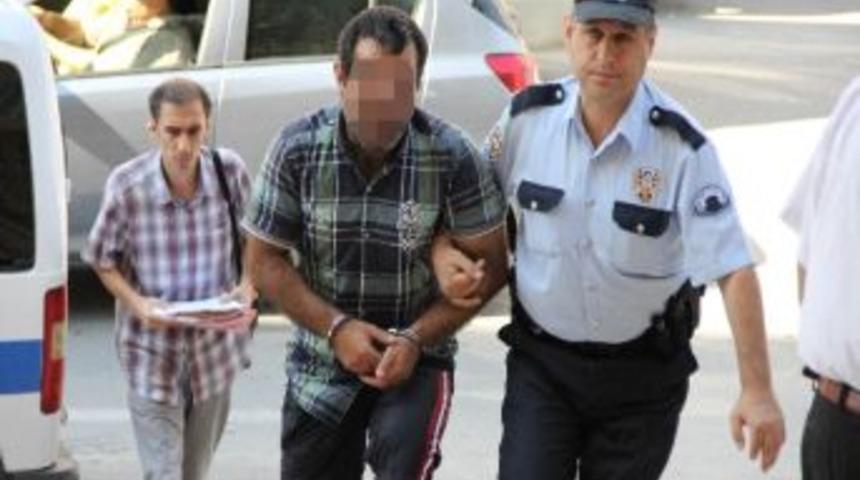 Balkonda İ&ccedil; &Ccedil;amaşırı İle Dolaşmaya G&ouml;zaltı