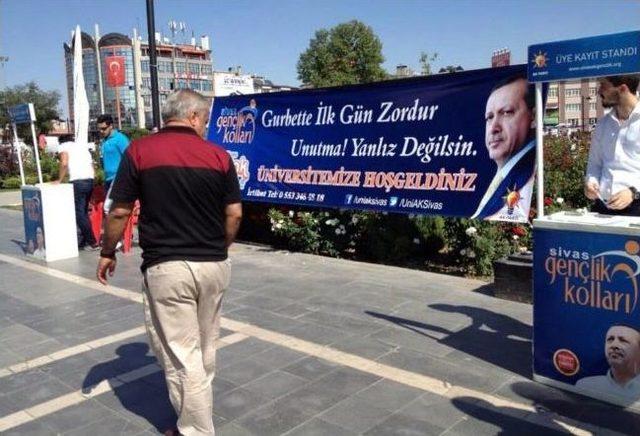 Ak Gençlik Üniversite Öğrencilerini Yalnız Bırakmıyor