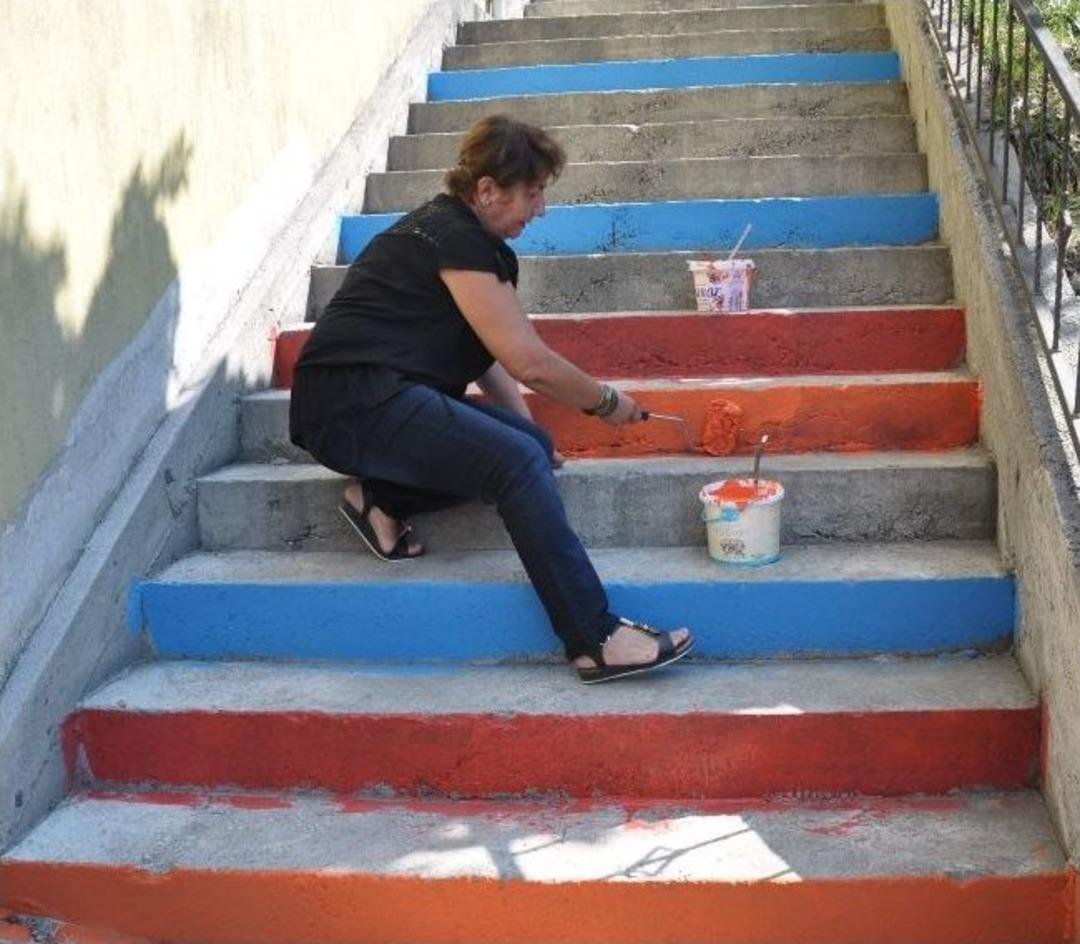 Merdivenleri G&ouml;kkuşağı Rengine Boyadılar