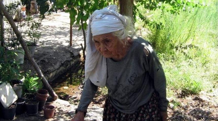 Bastonu Yaşlılıktan Değil Kırılan Ayağı İ&ccedil;in Taşıyor