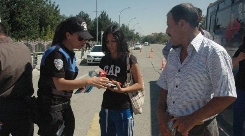 &Uuml;niversiteye Yeni Kayıt İ&ccedil;in Gelenleri Polisler Karşılıyor