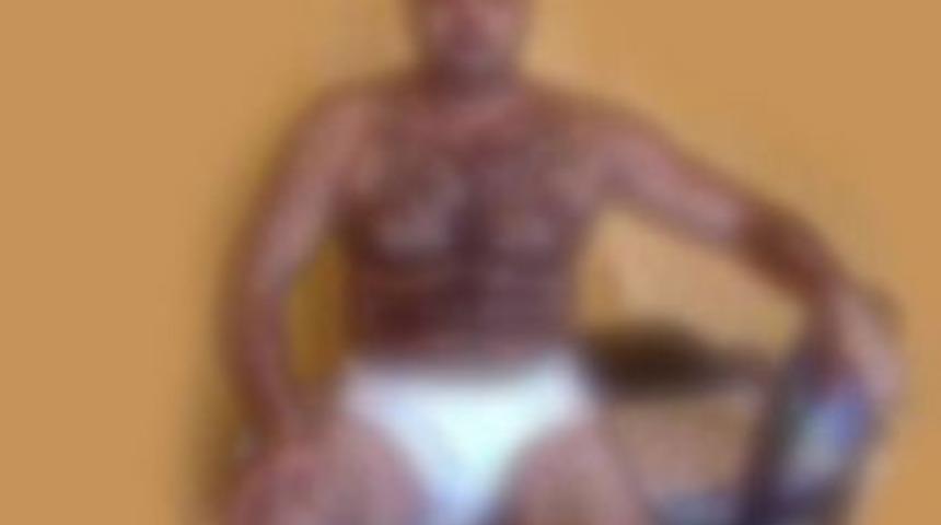 Balkona i&ccedil; &ccedil;amaşırıyla &ccedil;ıkan adama g&ouml;zaltı