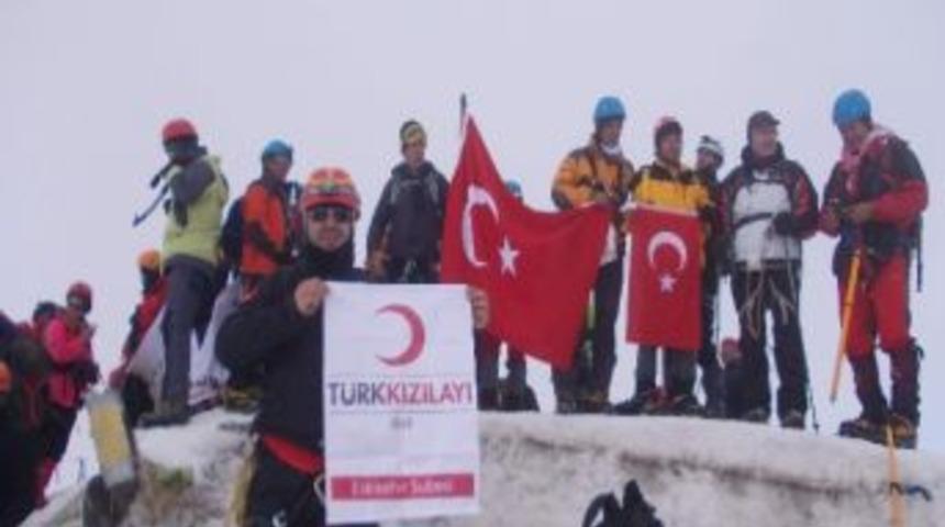 Eskişehir Kızılayı Bayrağı Ağrı Dağı Zirvesinde