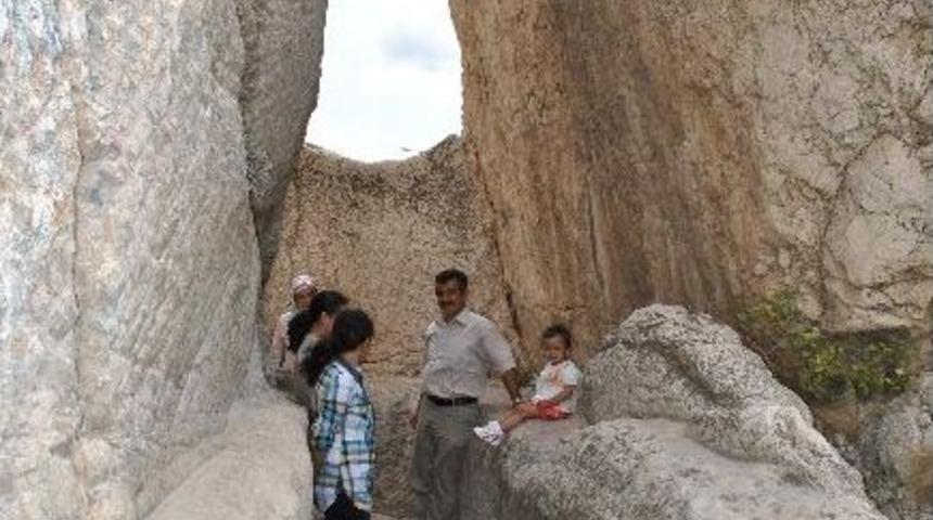 Mezarları Yapılınca Ziyaret&ccedil;ileri Arttı