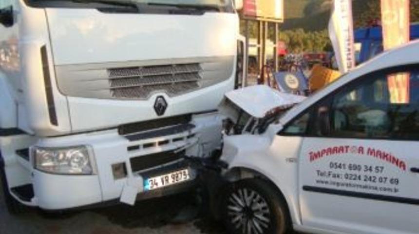 K&ouml;peğe &Ccedil;arpmamak İsterken Tıra &Ccedil;arptı