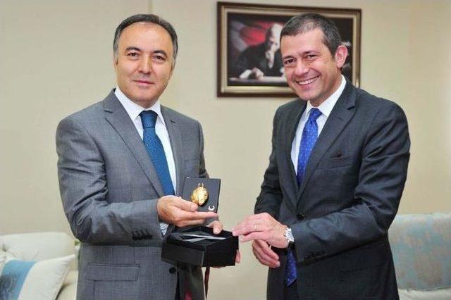 Akbank Genel Müdürü Binbaşıgil Vali Altıparmak’ı Ziyaret Etti 1