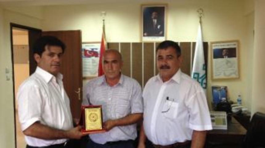 Thk&rsquo;dan M&uuml;d&uuml;r Engindeniz&rsquo;e Plaket