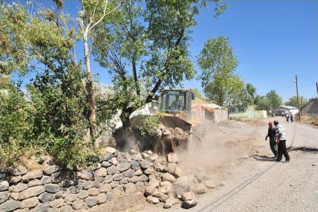 Eleşkirt&rsquo;te Yol Asfaltlama &Ccedil;alışması