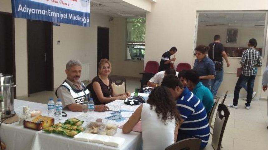 Polis, G&ouml;lbaşı&rsquo;nda &Uuml;niversite &Ouml;ğrencilerine Broş&uuml;r Dağıttı