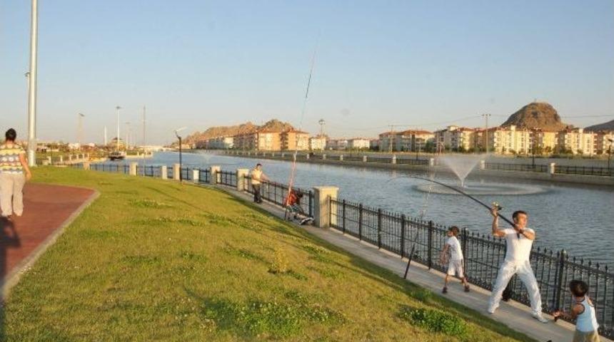 Akara&ccedil;ay Yasaklarla Tanıştı
