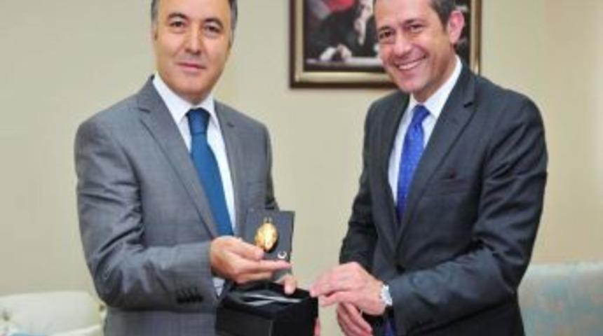 Akbank Genel M&uuml;d&uuml;r&uuml; Binbaşgil, Vali Altıparmak&rsquo;ı Ziyaret Etti
