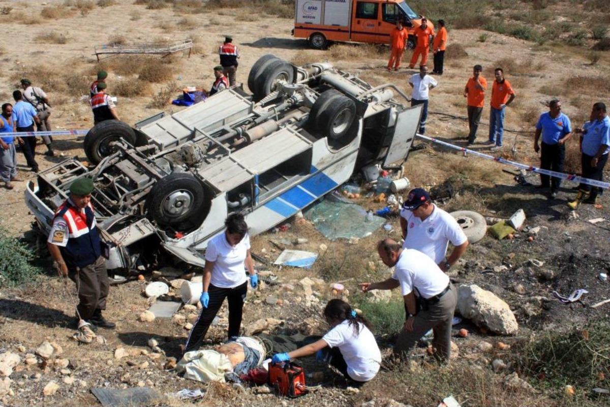 Mersin'de midib&uuml;s şarampole u&ccedil;tu: 1 &ouml;l&uuml; 26 yaralı