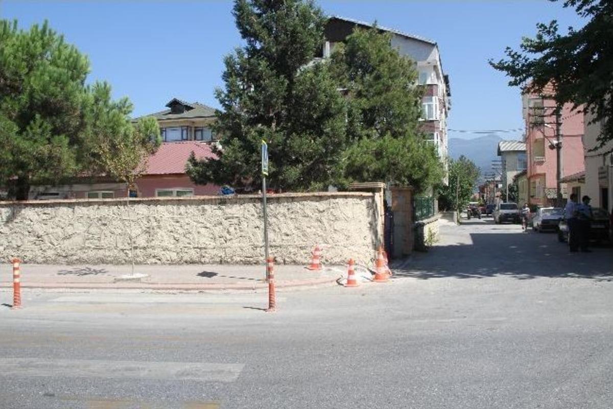 Akyazı&rsquo;daki Kaldırımlar Engelli Vatandaşlar İ&ccedil;in Yeniden D&uuml;zenleniyor